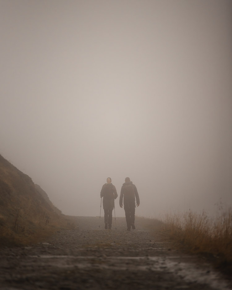 wandelaars in de mist in montafon in oostenrijk