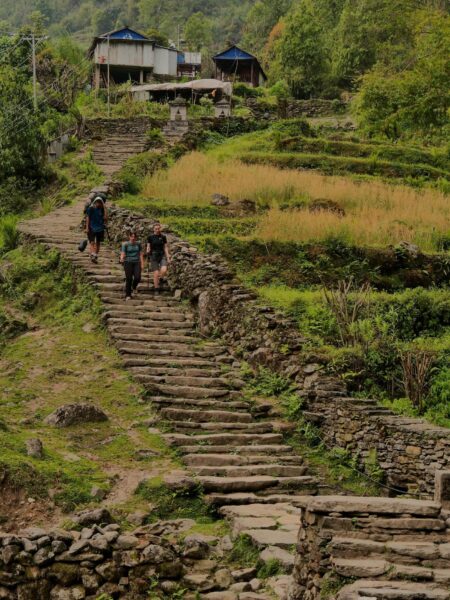 wandelaars op trap, Annapurna Base Camp Trek