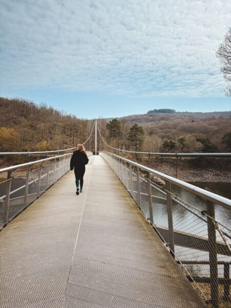 wandelen in Eifel over brug