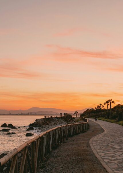wandelpad langs strand Malaga