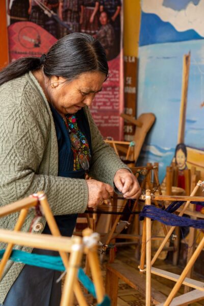 wevende vrouw bij Trama Textiles