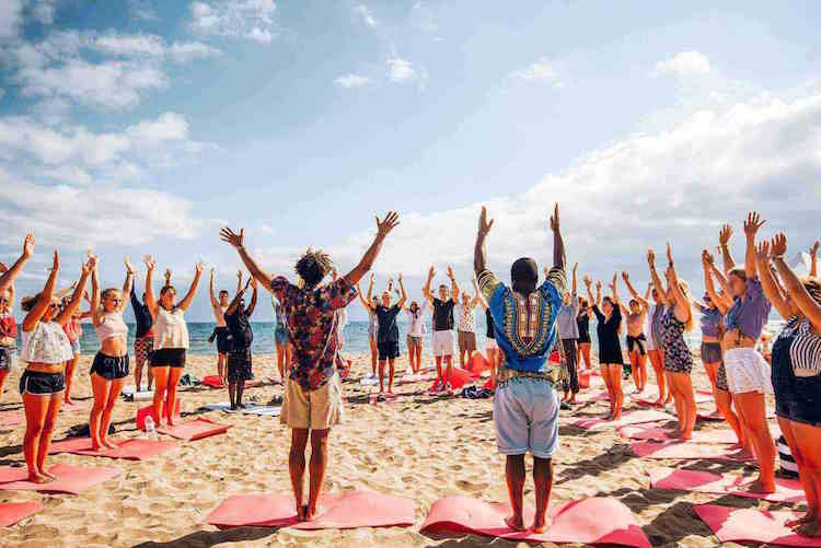 yoga op het strand the surf lodge