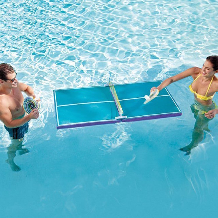 zwembad speelgoed ping pong in het zwembad