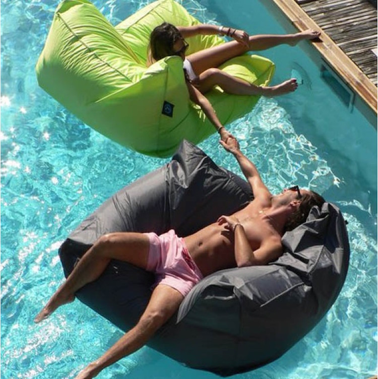 zwembad speelgoed sit in pool
