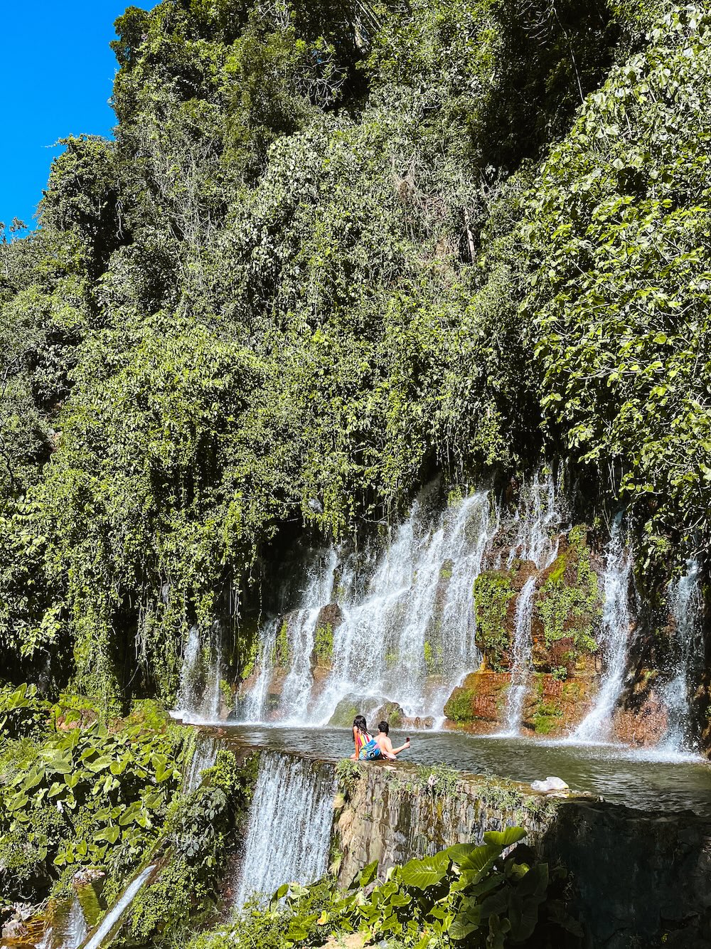 zwemmen in waterval Juayua